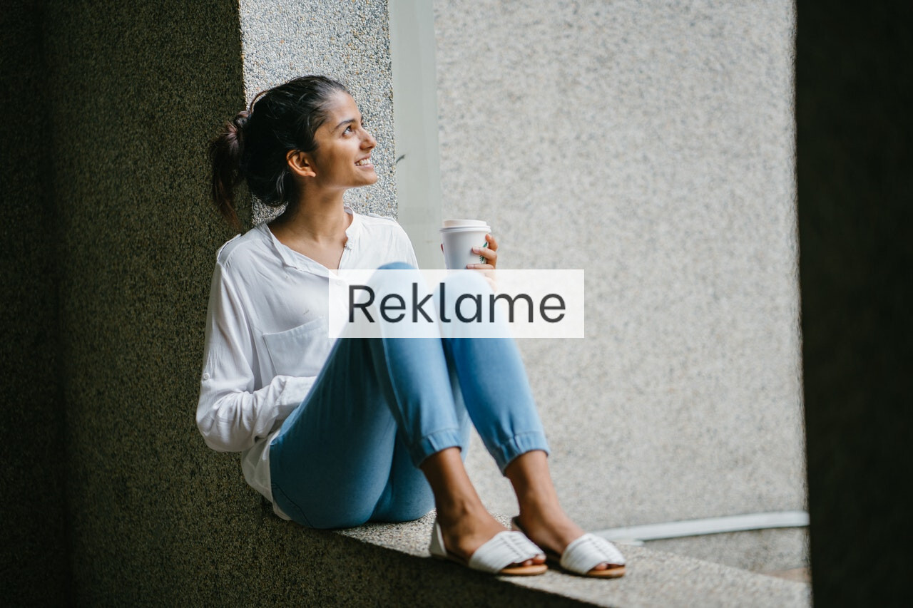 Kvinde drikker kaffe